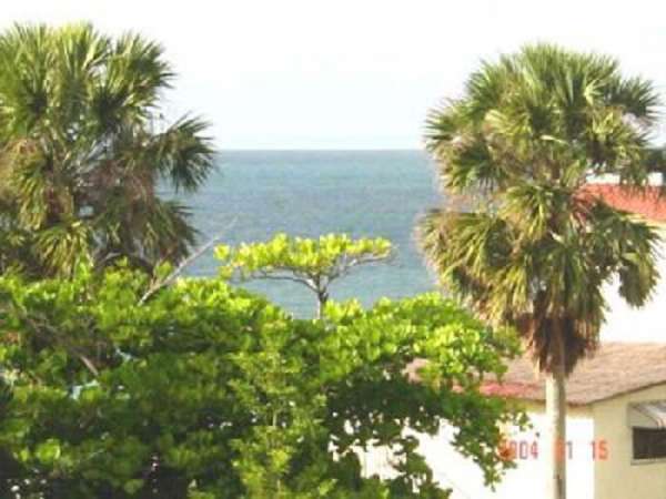 Nice Condo With Oceanview - Centrally Located !