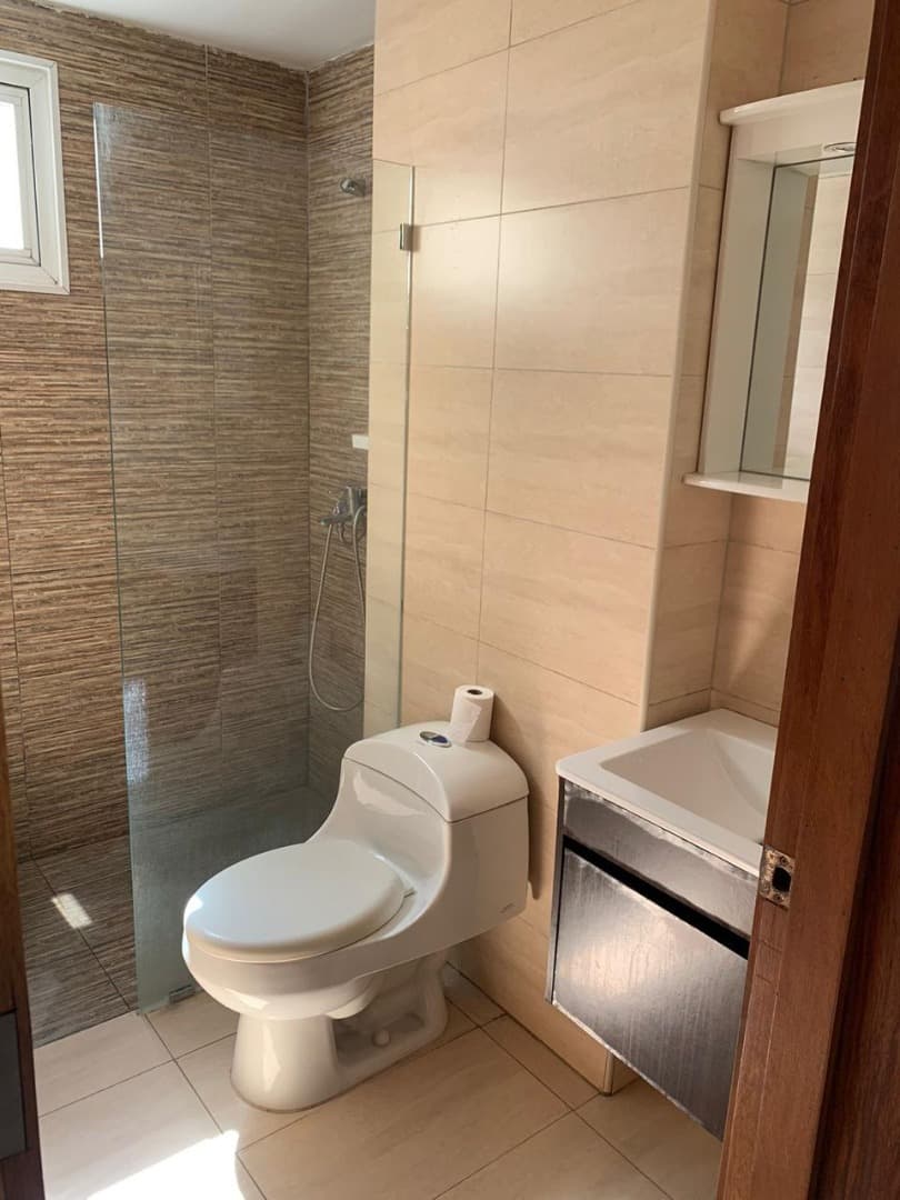 Alquilo Amplio Y Coqueto Apto Amueblado - Image 2