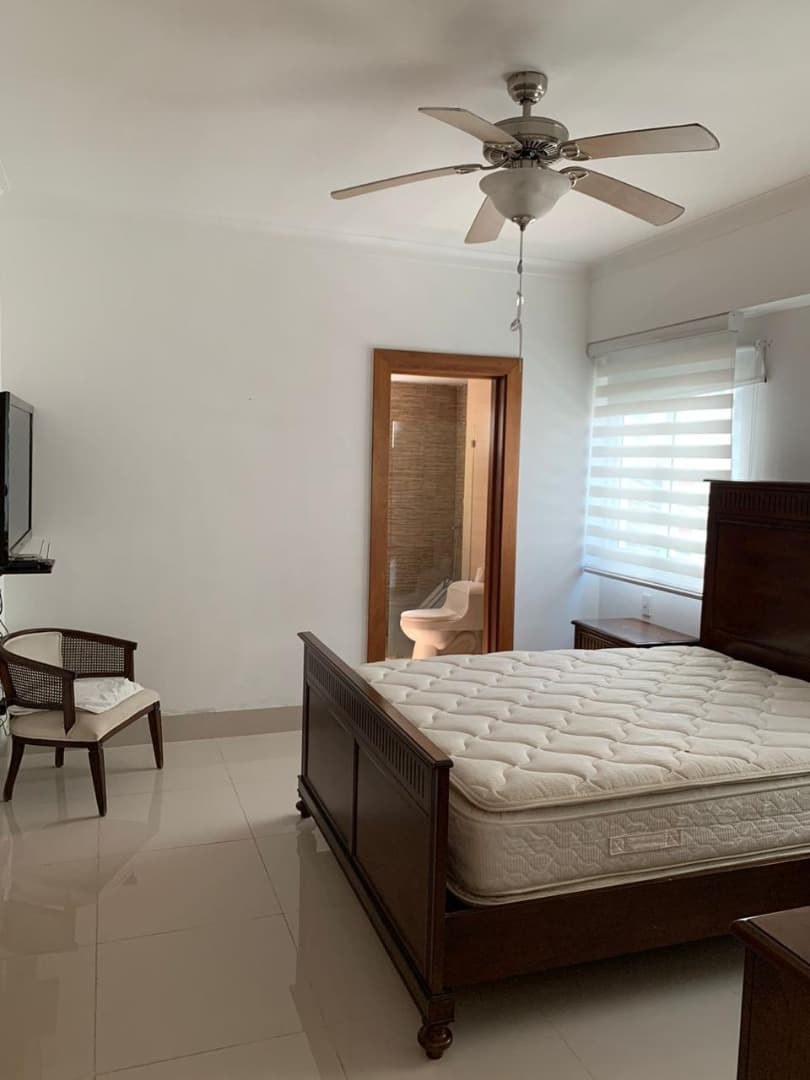 Alquilo Amplio Y Coqueto Apto Amueblado - Image 4