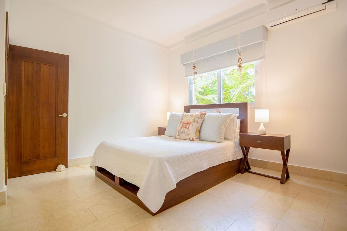 Pretty 3 Bedrooms Beach Front Condo - Image 2