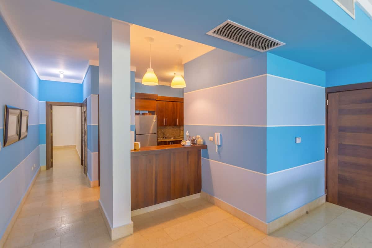 Pretty 3 Bedrooms Beach Front Condo - Image 3