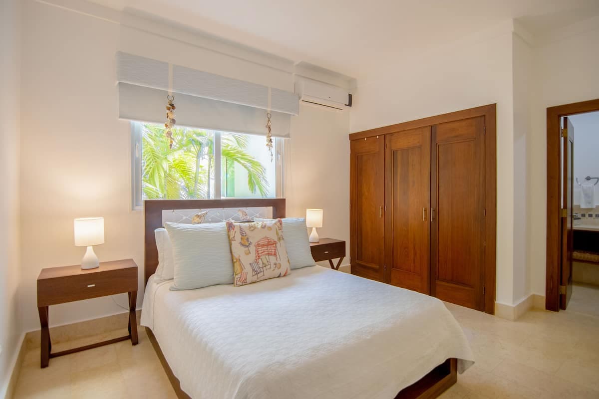 Pretty 3 Bedrooms Beach Front Condo - Image 4