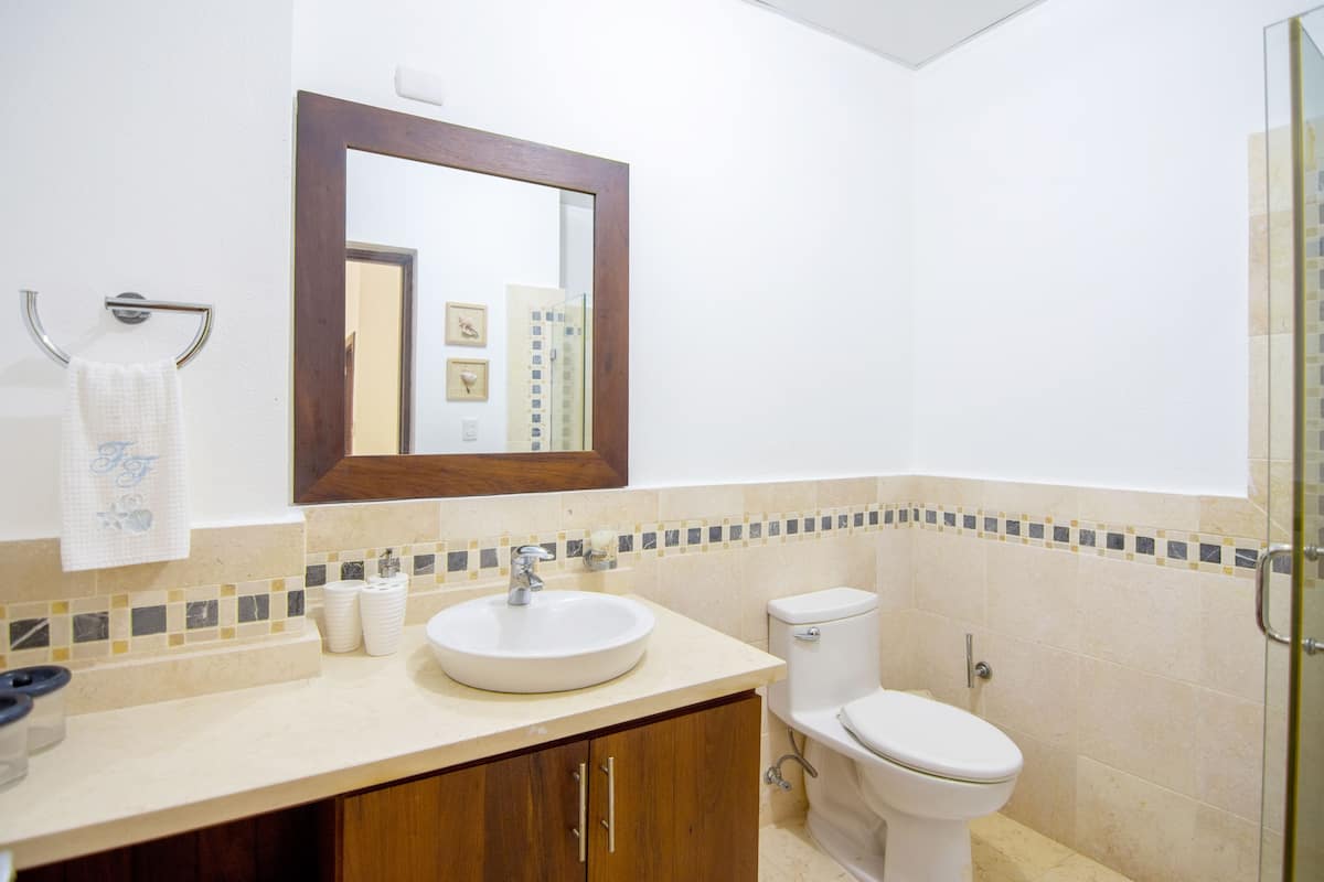 Pretty 3 Bedrooms Beach Front Condo - Image 5