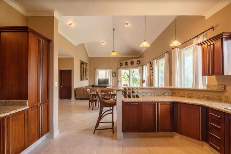 Beautiful 3 Bedrooms Beachfront Penthouse - Image 2