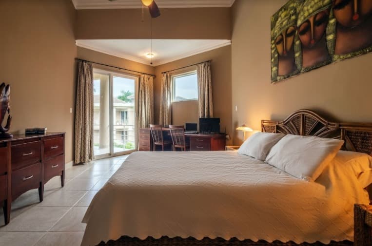 Beautiful 3 Bedrooms Beachfront Penthouse - Image 3