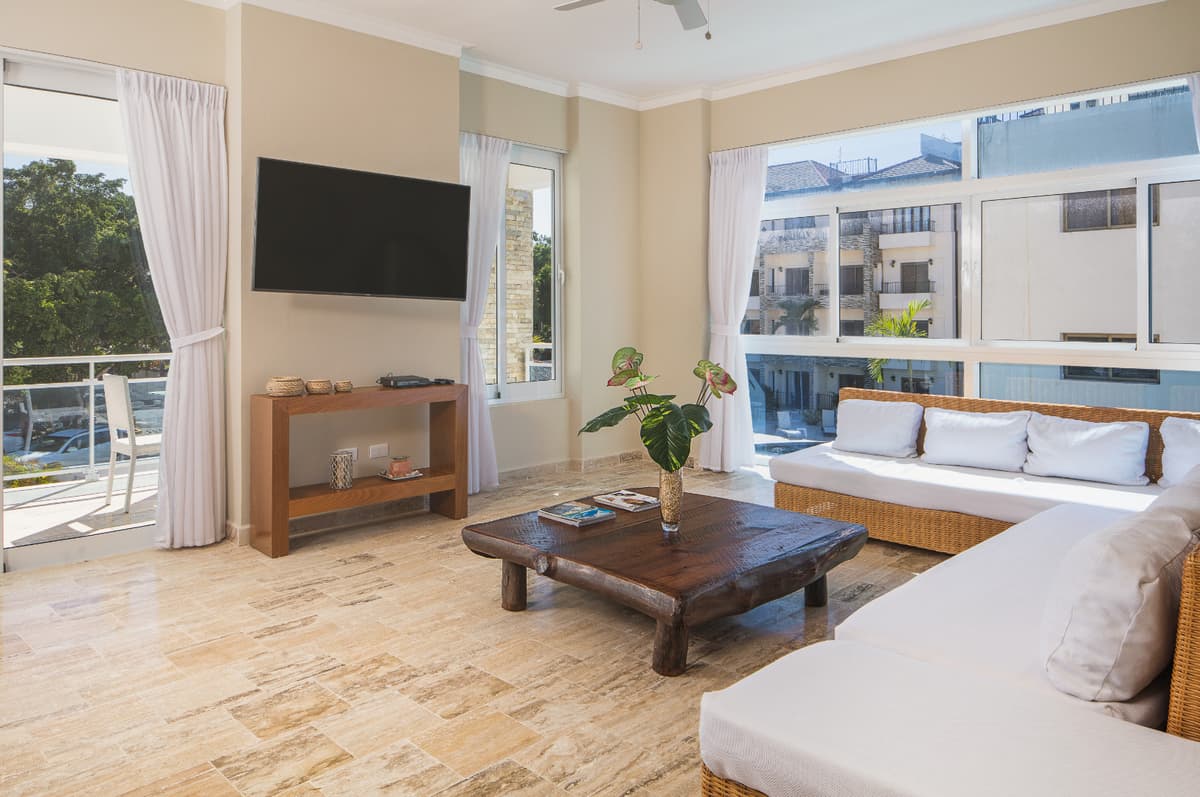 Striking 2 Bedroom In Ocean Front Complex - Image 1