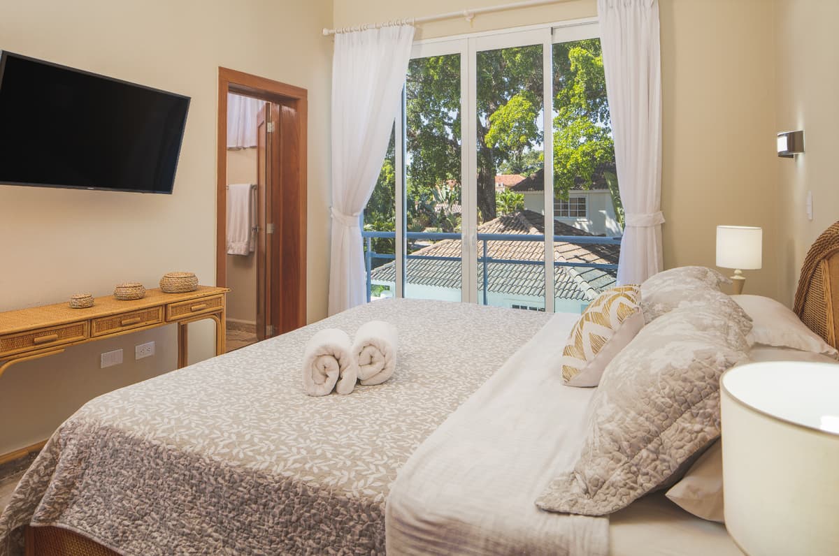 Striking 2 Bedroom In Ocean Front Complex - Image 2