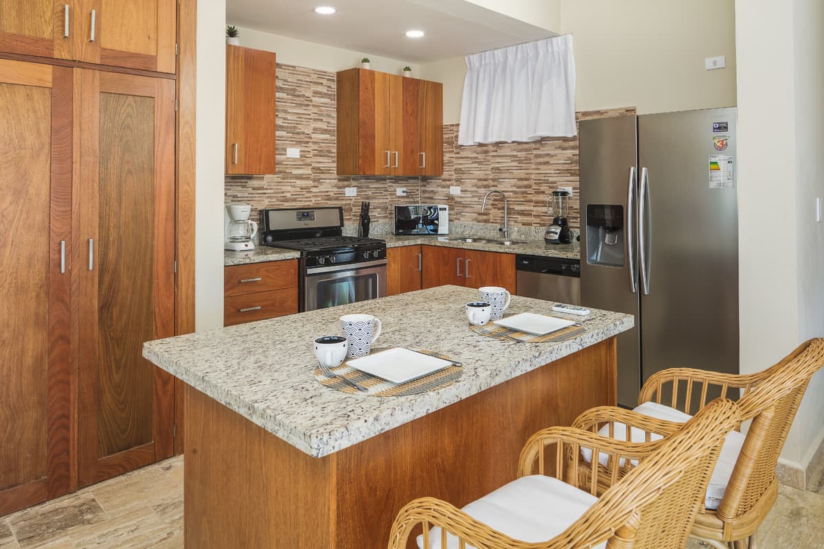 Striking 2 Bedroom In Ocean Front Complex - Image 3