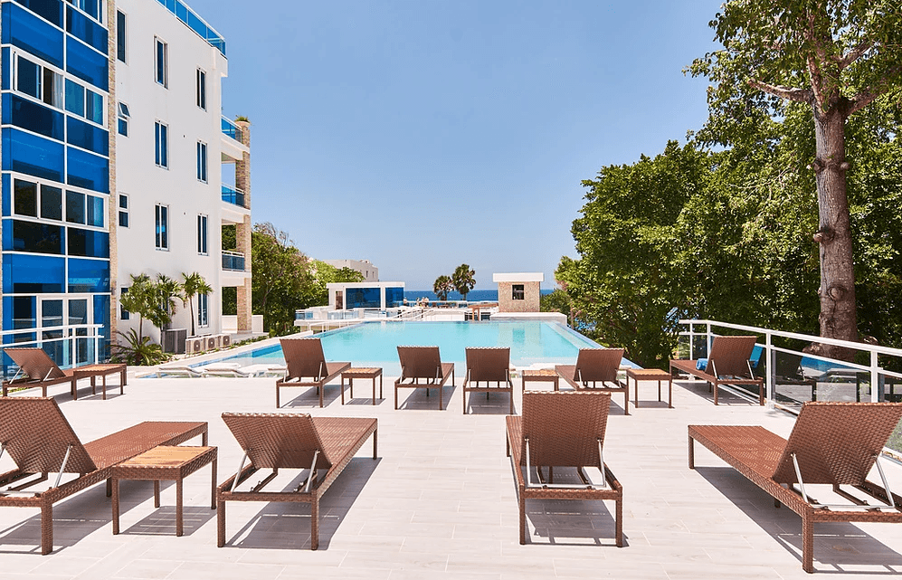 Striking 2 Bedroom In Ocean Front Complex - Image 4