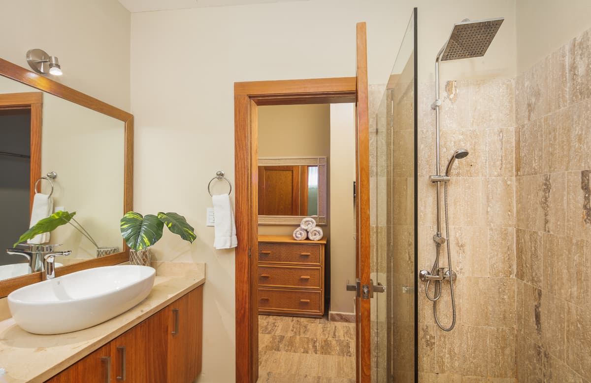 Striking 2 Bedroom In Ocean Front Complex - Image 5