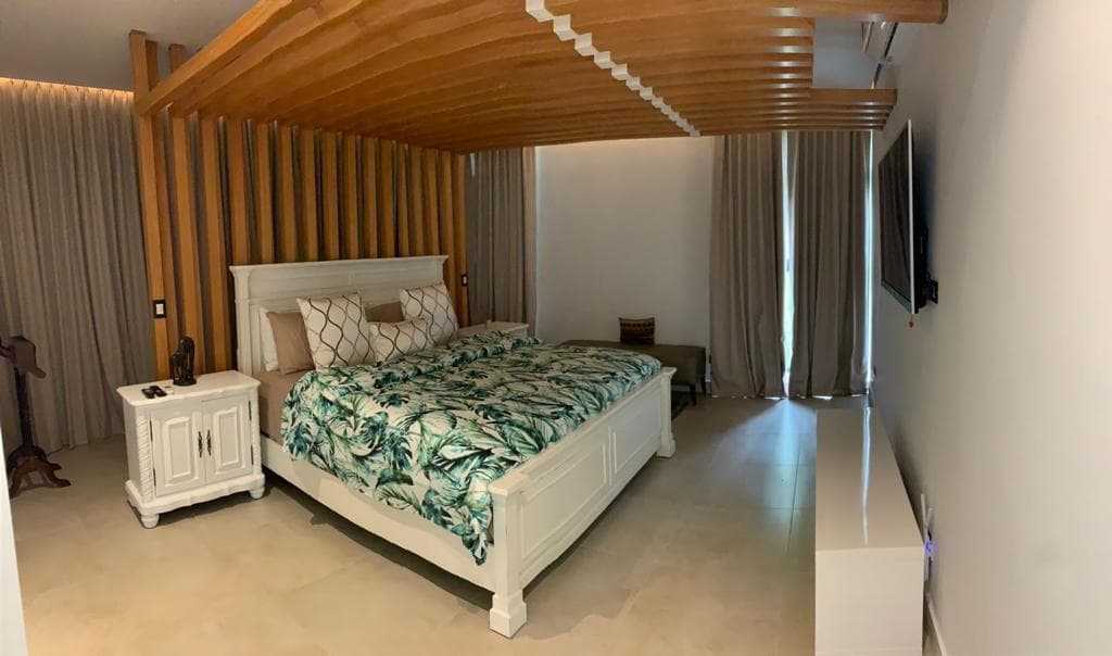 Villa De Lujo Y Moderna En Metro Country Club - Image 1