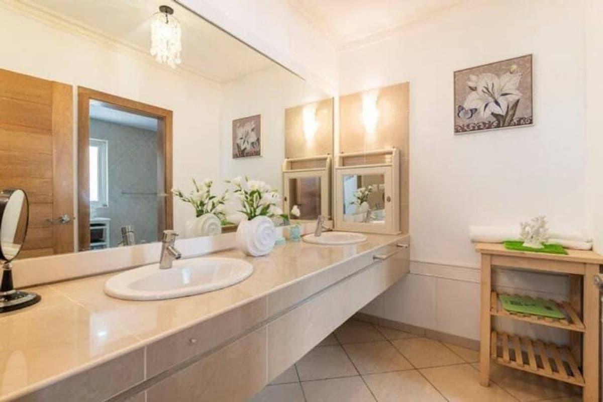 Beautiful And Spacious Villa Overlooking The Golf Course - Image 2