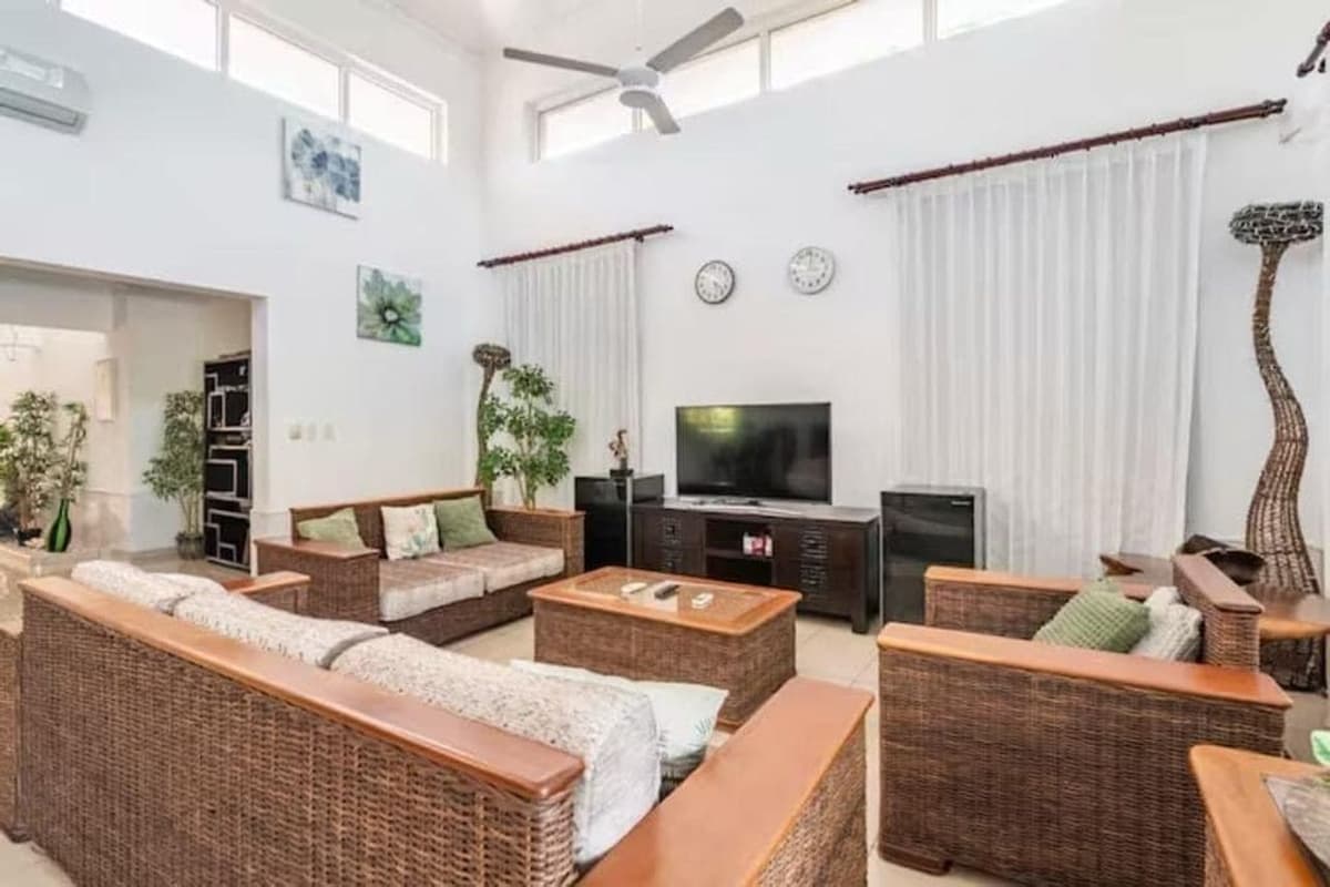 Beautiful And Spacious Villa Overlooking The Golf Course - Image 5