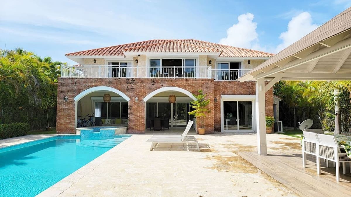 Stunning 4-bedroom Villa With Golf Course Views