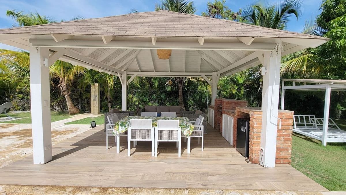 Stunning 4-bedroom Villa With Golf Course Views - Image 2