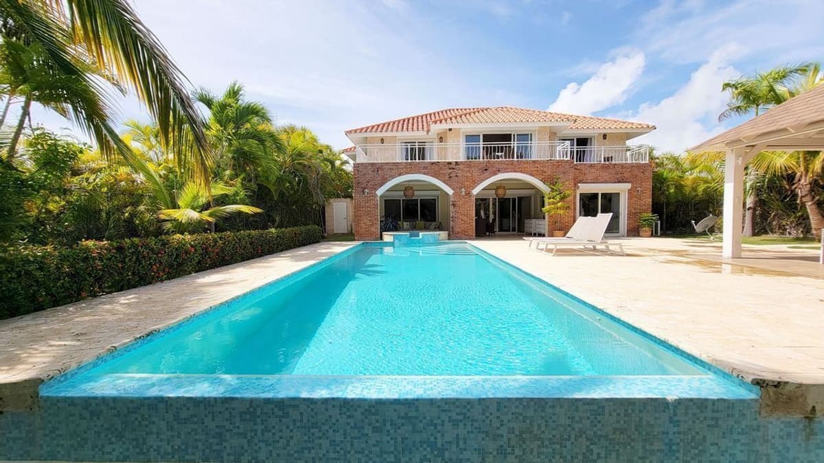 Stunning 4-bedroom Villa With Golf Course Views - Image 3