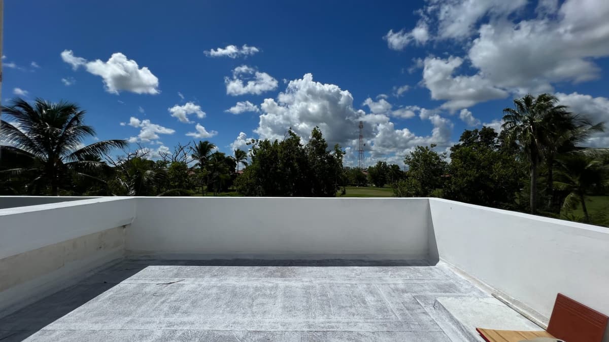 Spacious Villa With Golf Course Views - Image 4