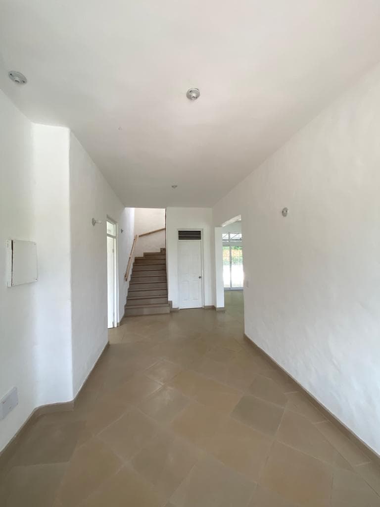 Spacious Villa With Ocean Views - Image 3