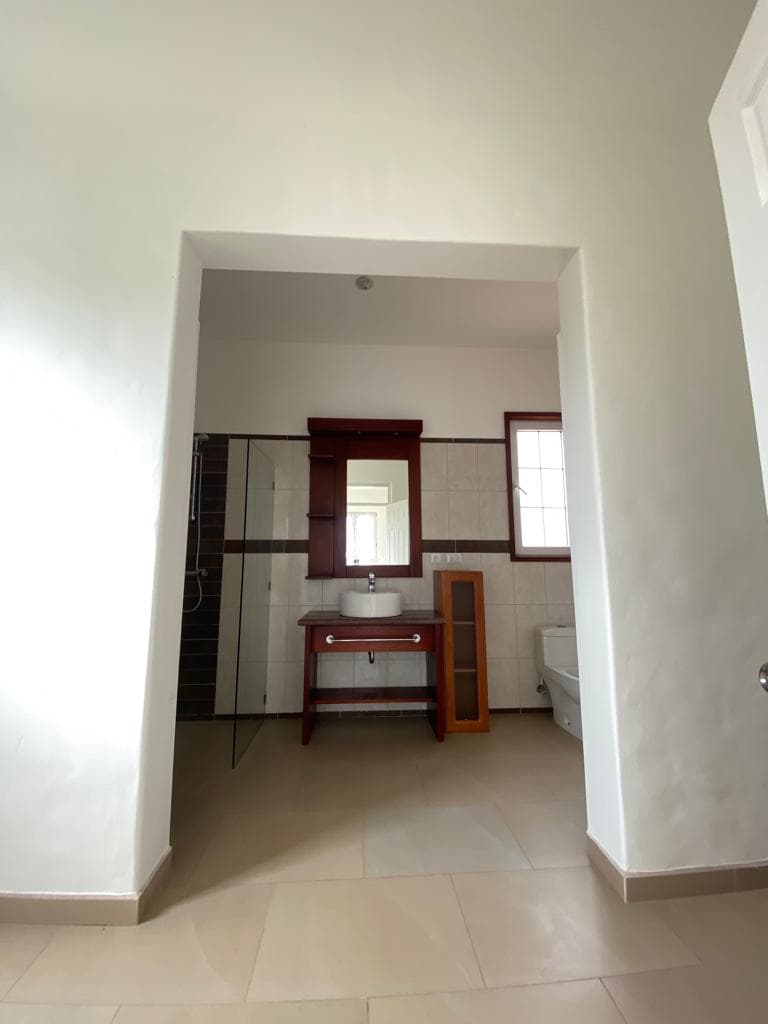 Spacious Villa With Ocean Views - Image 4