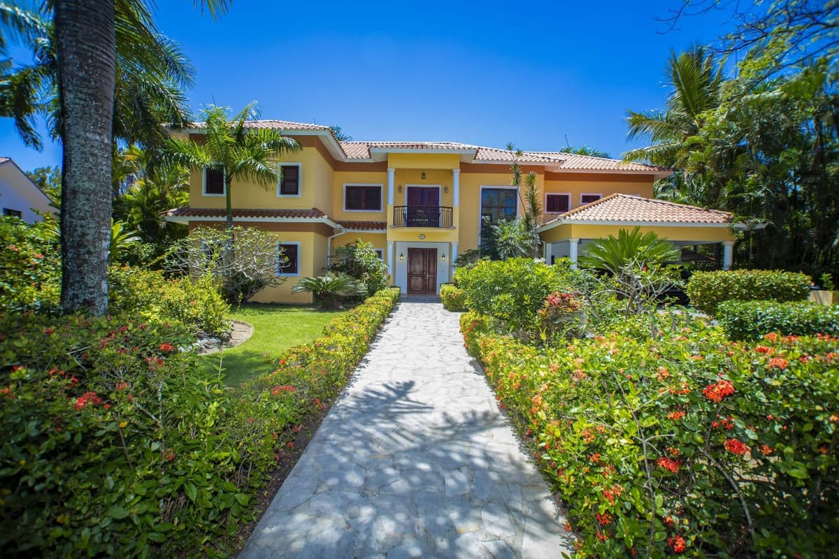 Luxury Villa In Exclusive Community - Image 2