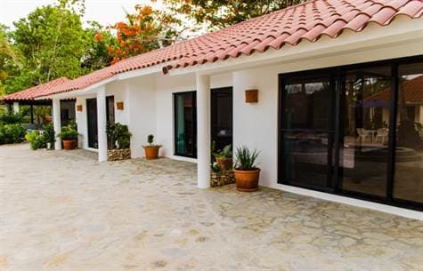 6 Unit B&b Steps To Beach With Owners Suite - Image 3