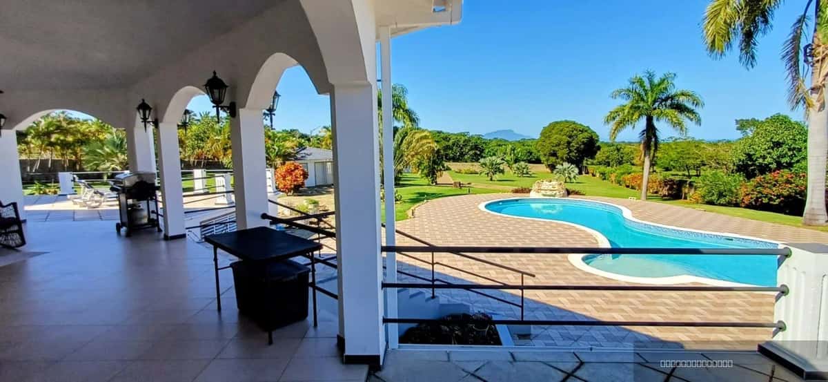 Oceanview 4-Bedroom Villa with Pool in Haciendas El Choco