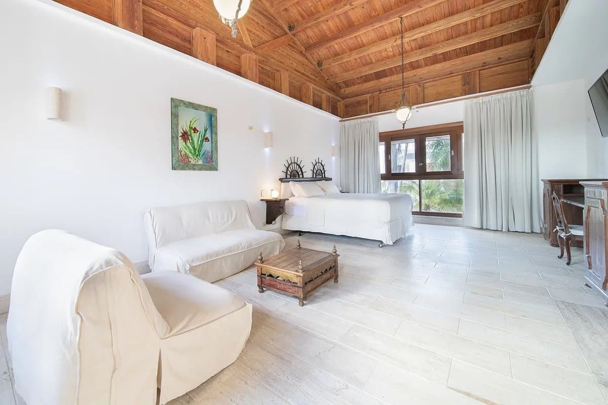 Architectural 8-Bedroom Villa in Cap Cana with Golf Views in Las Palmas - Image 5