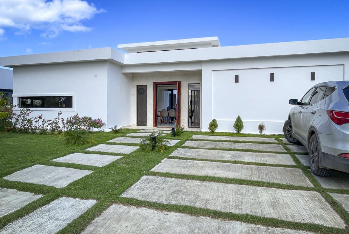 Sleek 3 Bedroom Villa In SOV, For Sale - Image 4