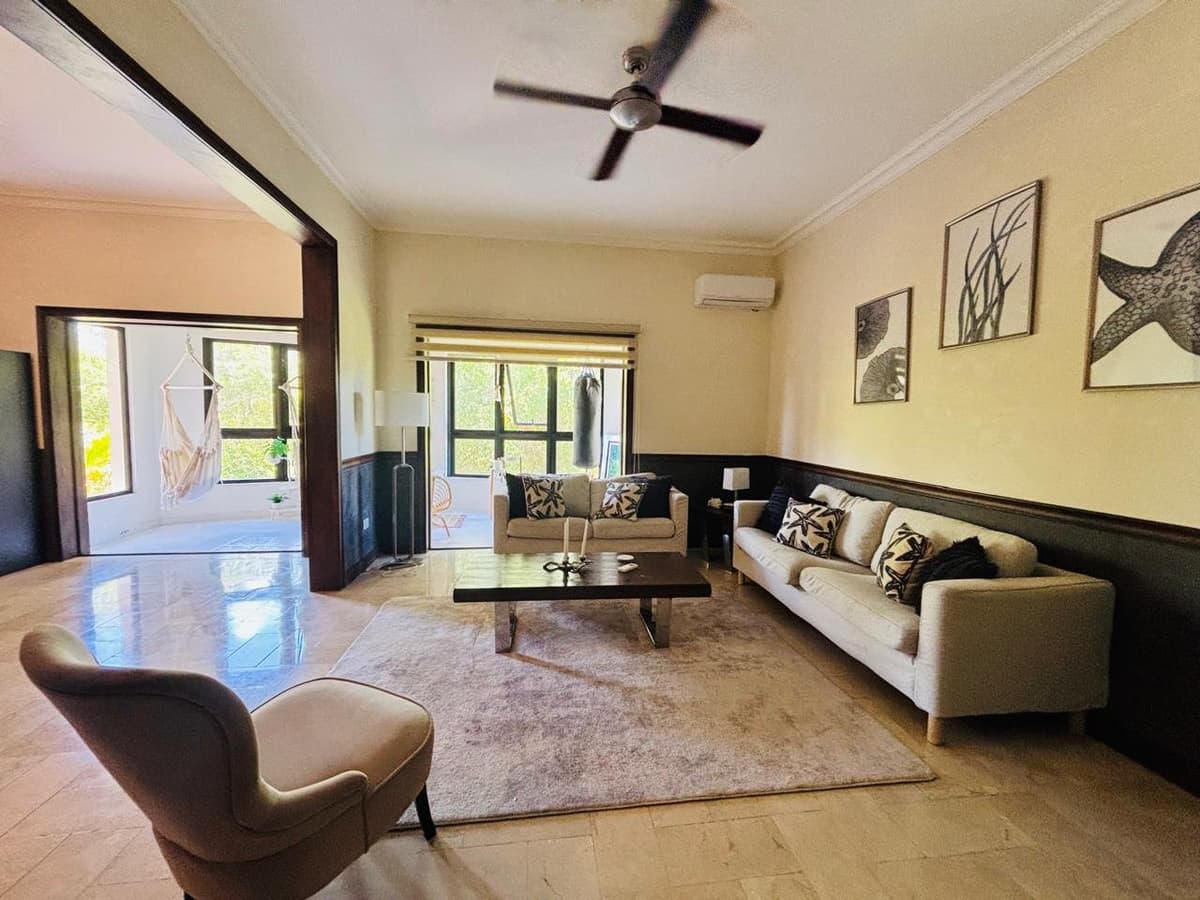 Spacious fully renovated 2 BR penthouse just 1 minute from the beach – White Sands - Image 3