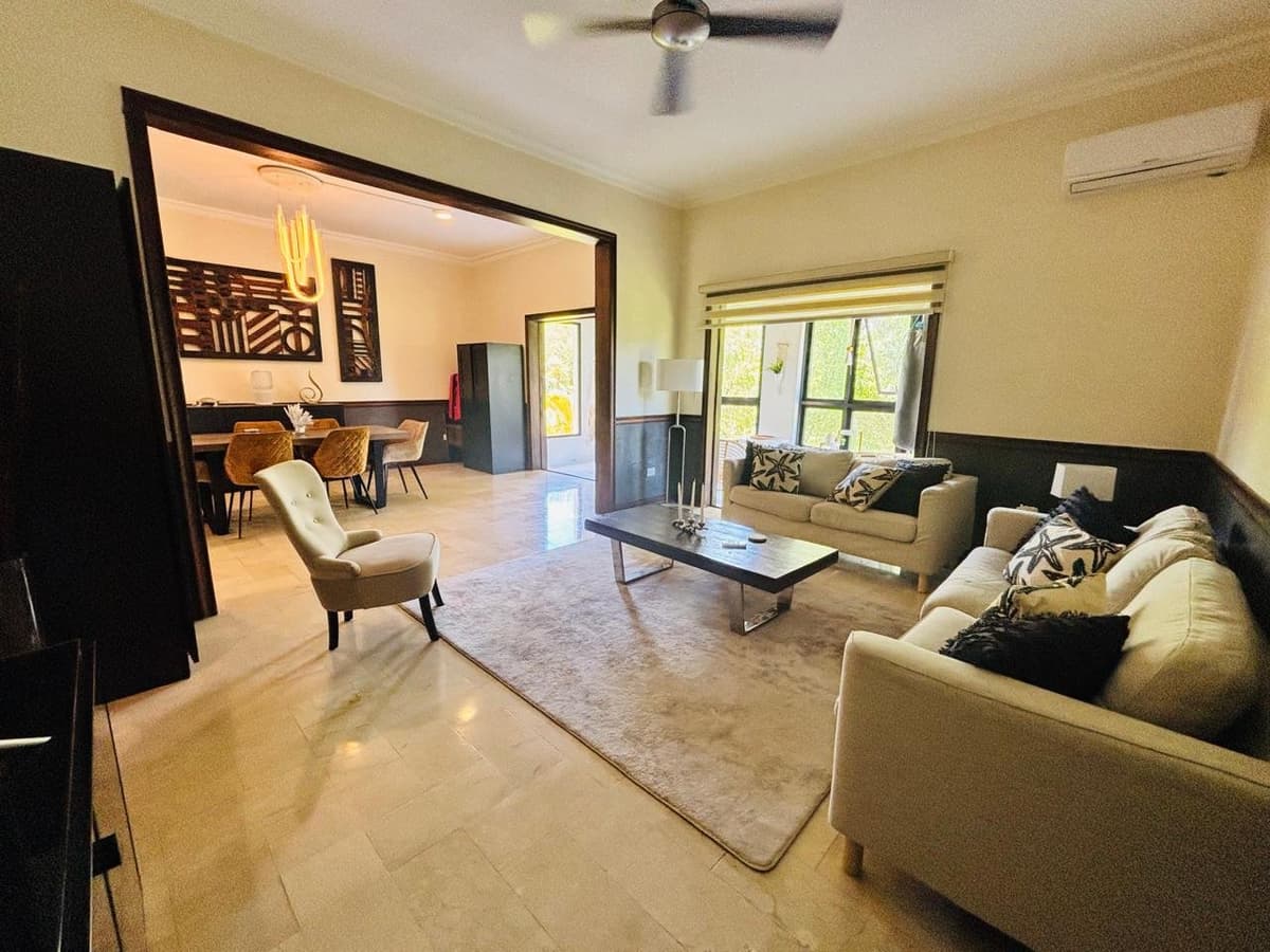 Spacious fully renovated 2 BR penthouse just 1 minute from the beach – White Sands - Image 5