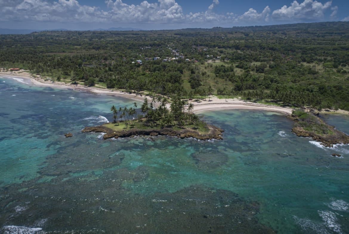 Luxurious Oceanfront Development Property with Marina Potential For Sale - Image 2