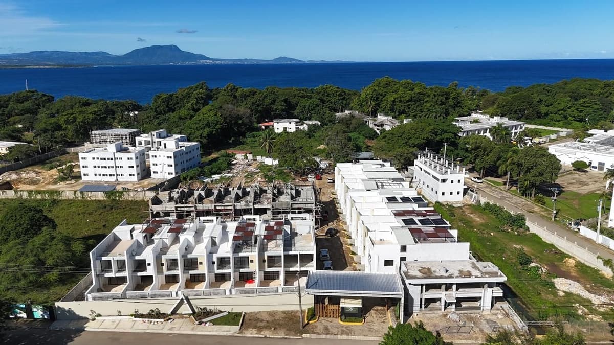 ¡OPORTUNIDAD ÚNICA – VILLA SEMI-TERMINADA EN PLAYA CHIQUITA! - Image 3