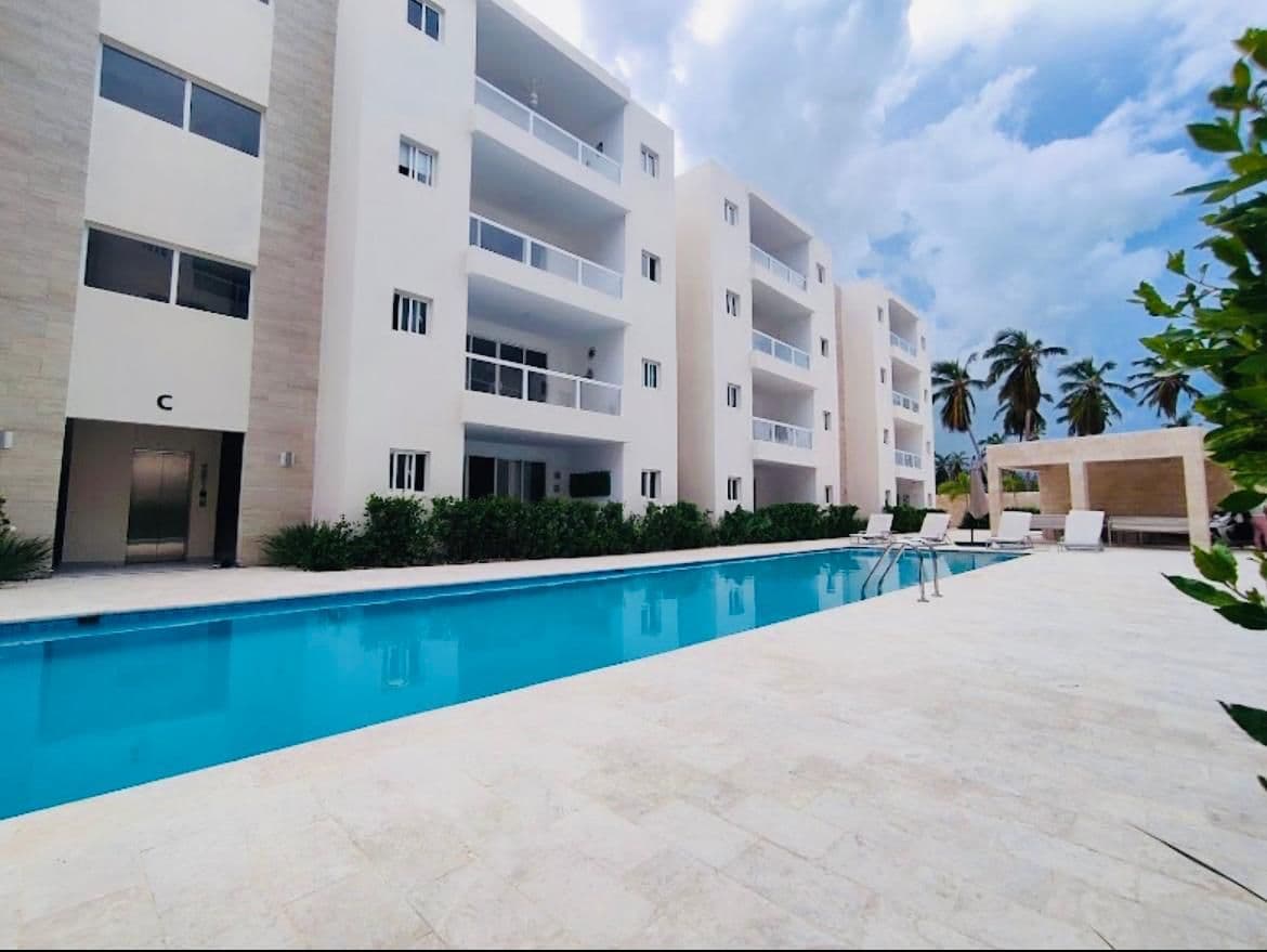Ground Floor 1 Bed, 2 Bath Condo – Walk to Beach!