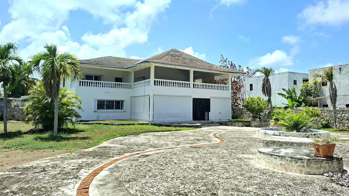 Spacious villa with 5 separate apartments, great for bigger families or good rental potential – El Ejecutivo