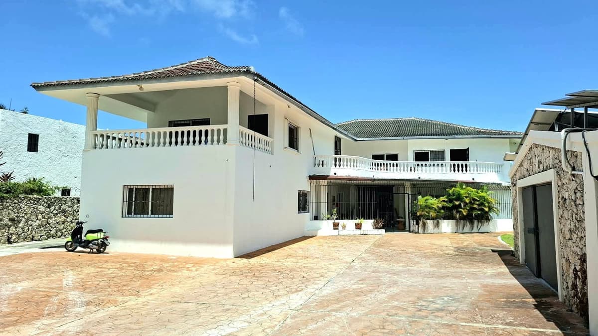 Spacious villa with 5 separate apartments, great for bigger families or good rental potential – El Ejecutivo - Image 2