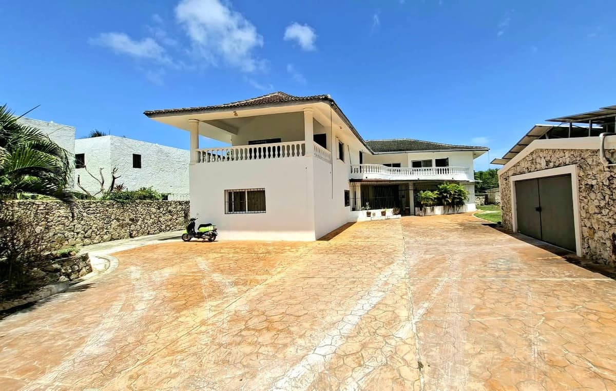 Spacious villa with 5 separate apartments, great for bigger families or good rental potential – El Ejecutivo - Image 3
