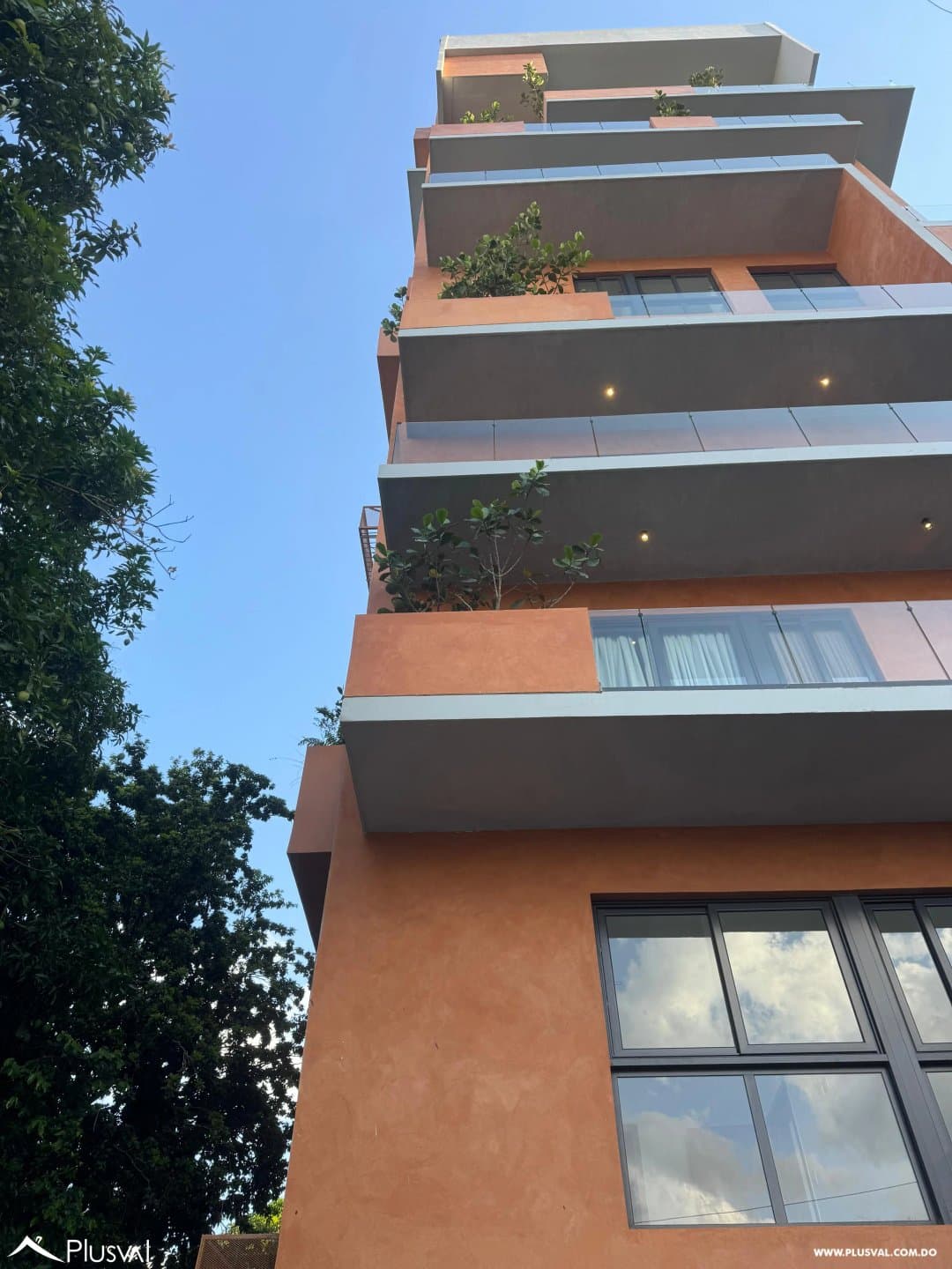 Apartamento de 2 habitaciones en alquiler en el exclusivo sector La Esmeralda. - Image 1