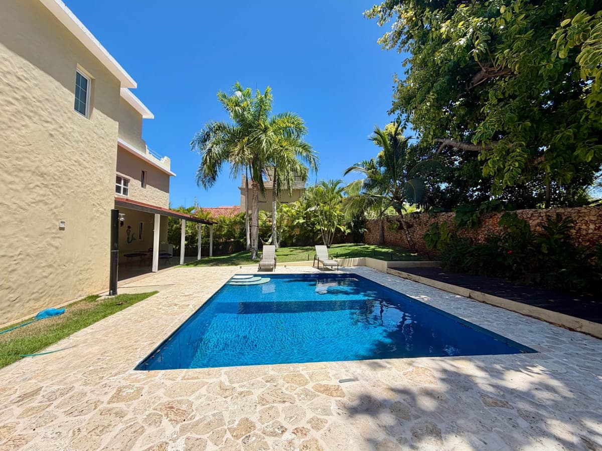 Spacious 4-Bedroom Villa with Ocean Views - Image 2