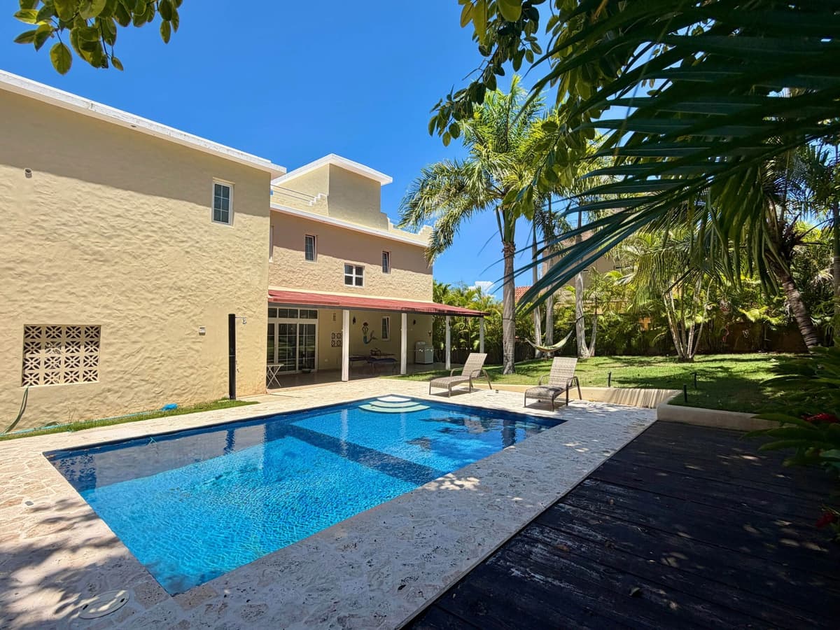 Spacious 4-Bedroom Villa with Ocean Views - Image 1