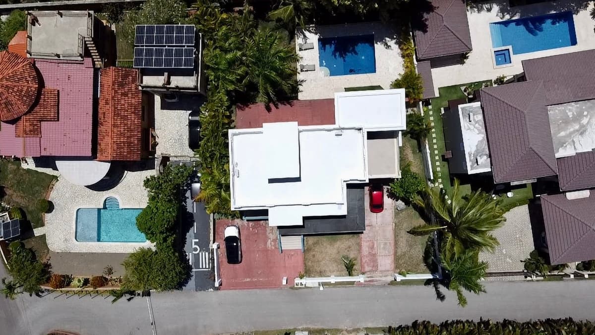 Spacious 4-Bedroom Villa with Ocean Views - Image 4