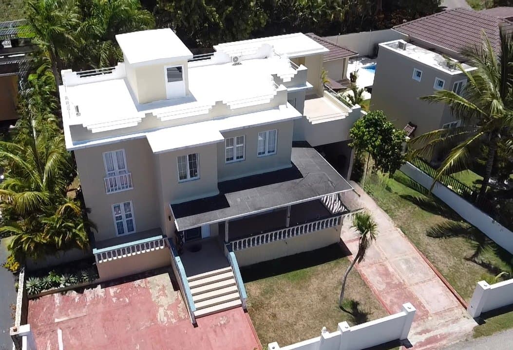 Spacious 4-Bedroom Villa with Ocean Views - Image 5