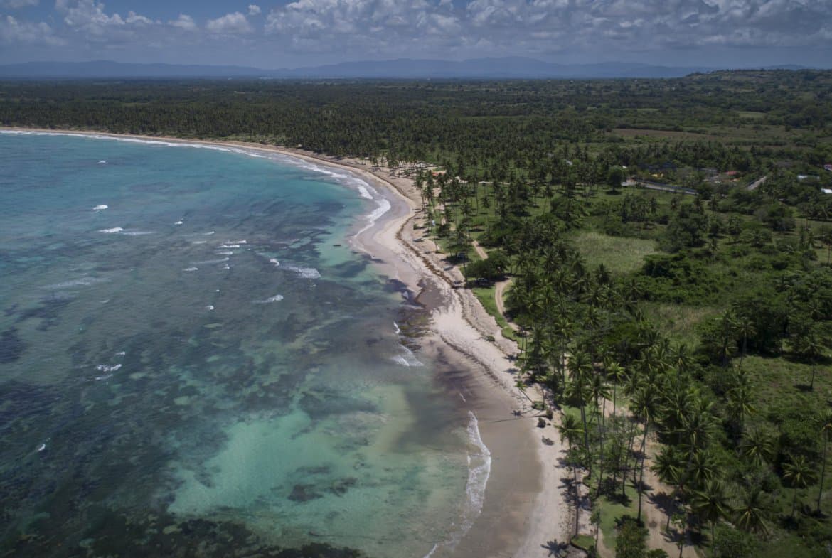 Luxurious Oceanfront Development Property with Marina Potential For Sale - Image 4