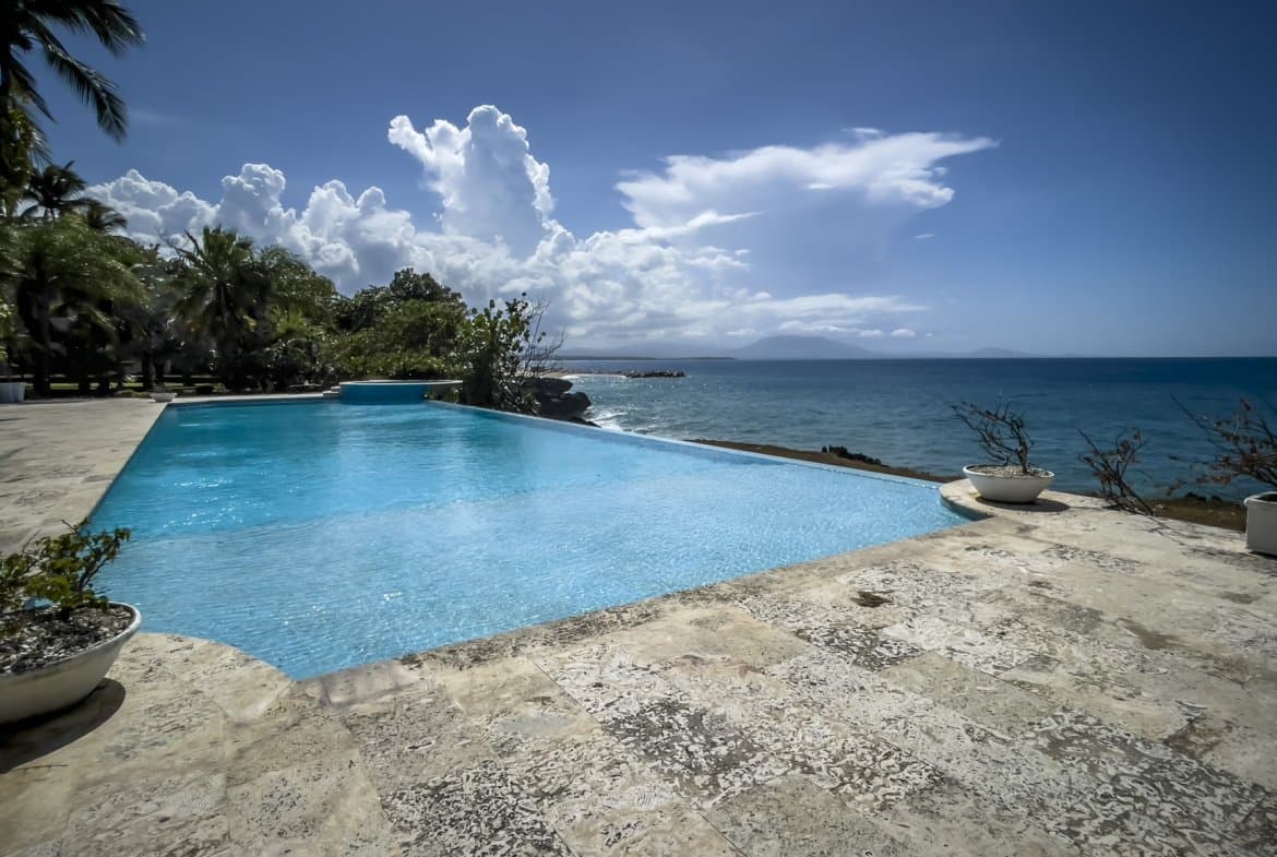 For Sale Stunning 3 Bedroom Condo Right On The Ocean - Image 4