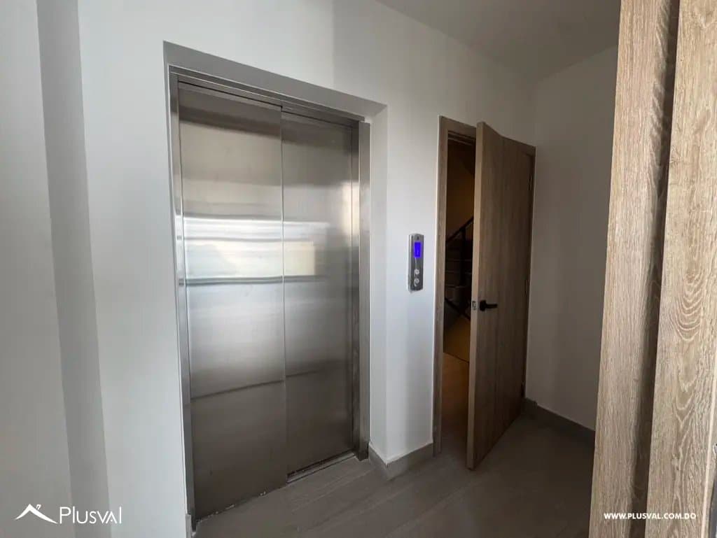 Apartamento de 2 habitaciones en Torre del exclusivo sector La Esmeralda. - Image 1