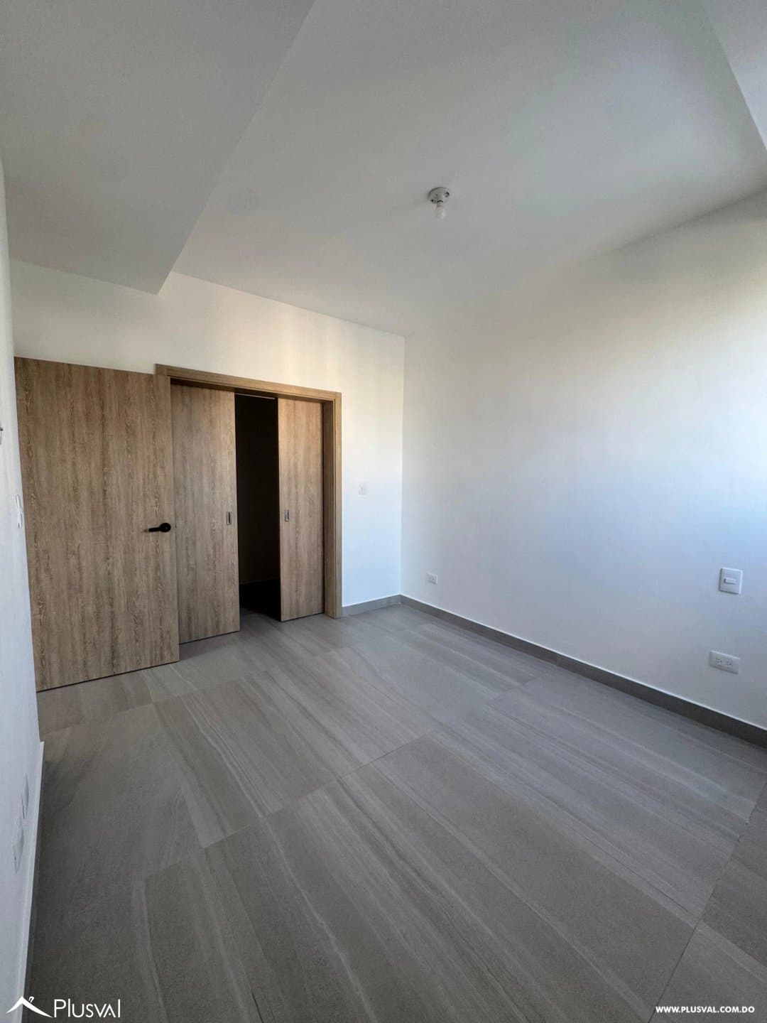 Apartamento de 2 habitaciones en Torre del exclusivo sector La Esmeralda. - Image 4