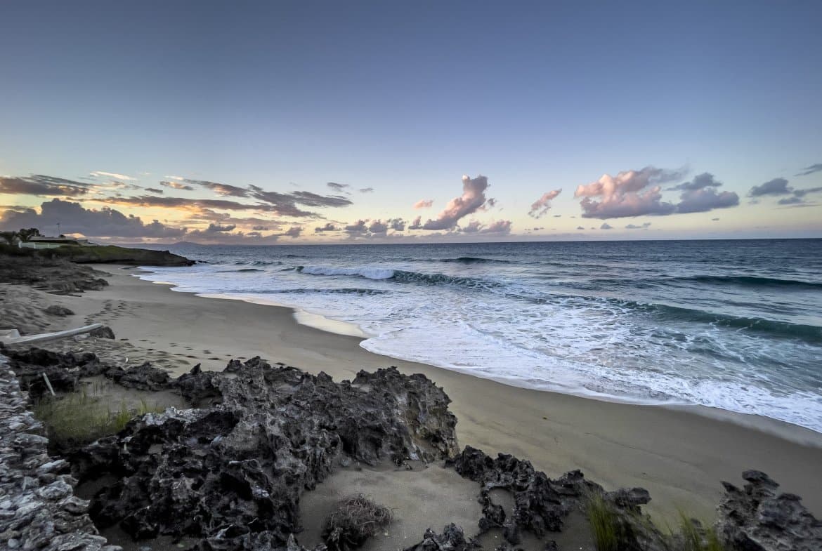 Awesome 3 Bedroom Oceanfront Condo For Sale - Image 4