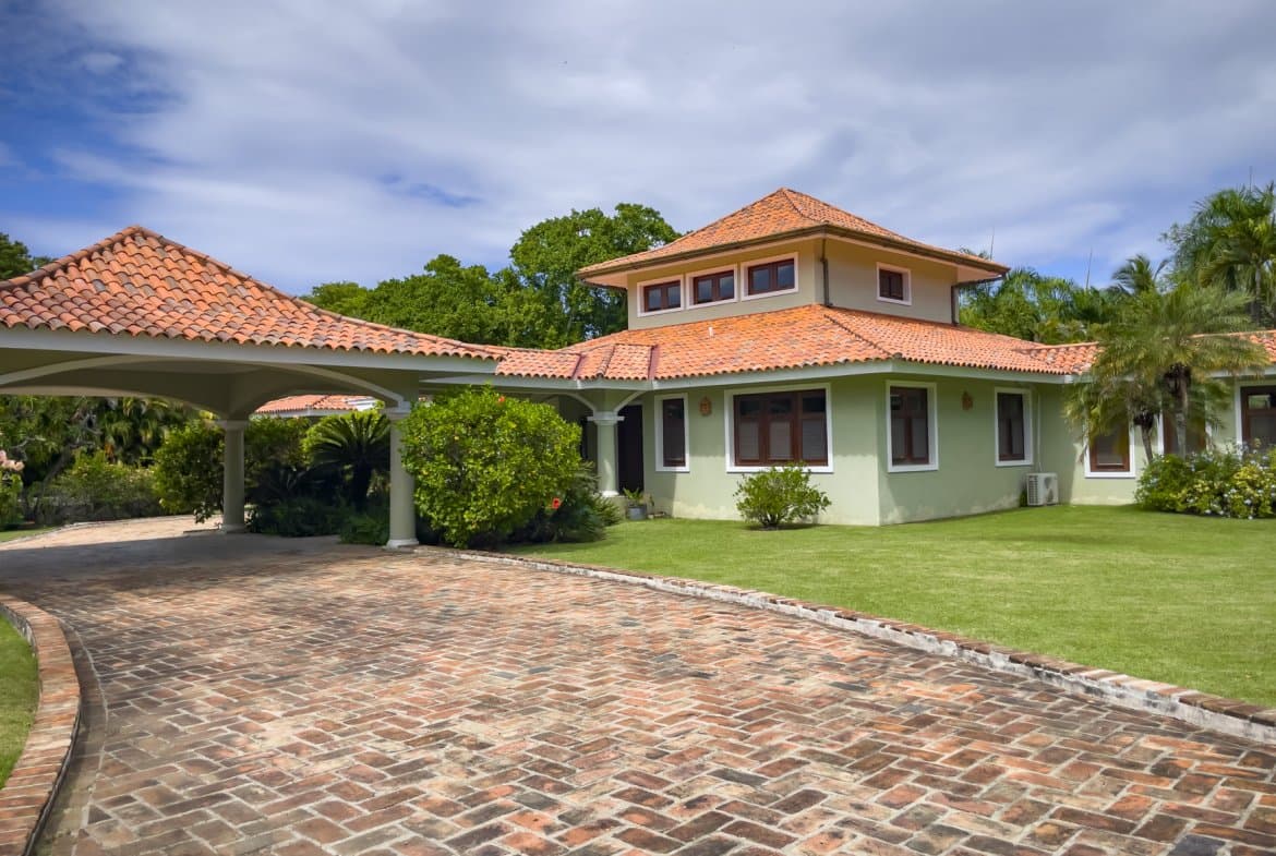 Luxury 4-Bedroom Villa For Sale in Sea Horse Ranch NOW REDUCED - Image 3