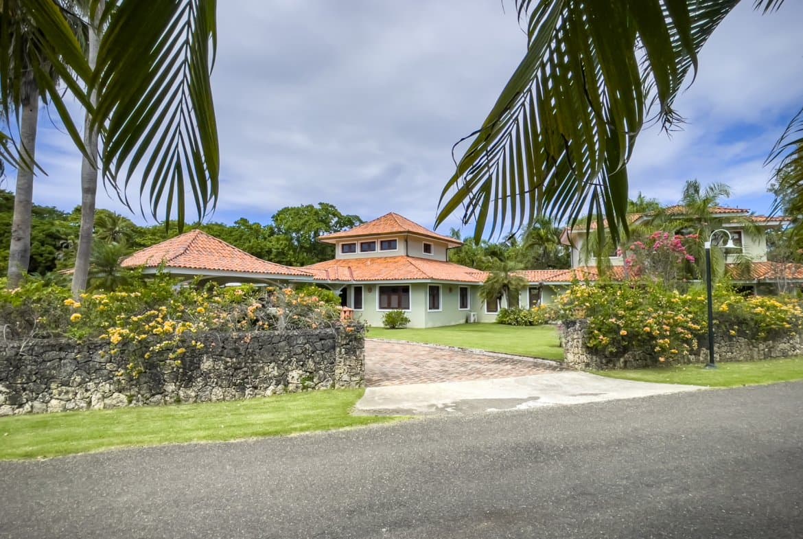 Luxury 4-Bedroom Villa For Sale in Sea Horse Ranch NOW REDUCED - Image 2