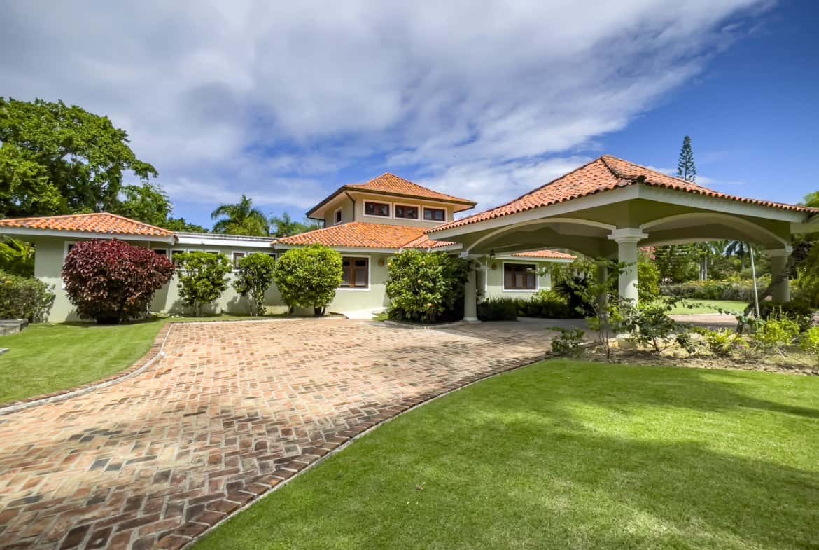 Luxury 4-Bedroom Villa For Sale in Sea Horse Ranch NOW REDUCED
