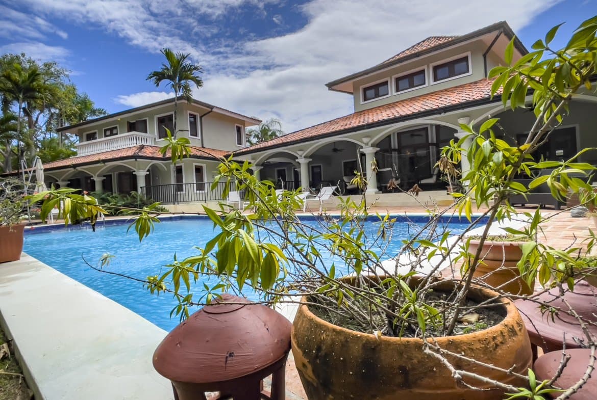 Luxury 4-Bedroom Villa For Sale in Sea Horse Ranch NOW REDUCED - Image 5